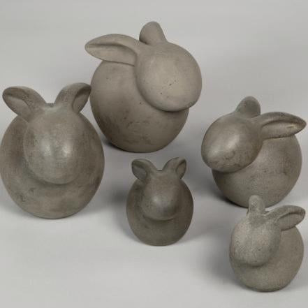 ein-st-ck-vom-gl-ck-beton-hase-sitzend-grau-mittel image 7