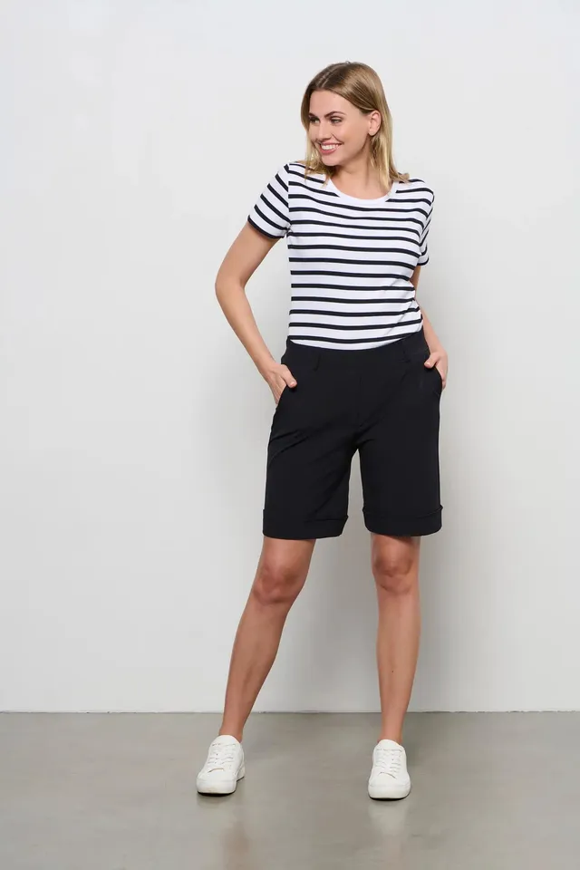 ein-st-ck-vom-gl-ck-philis-travel-shorts-schwarz-knitterarm image 1