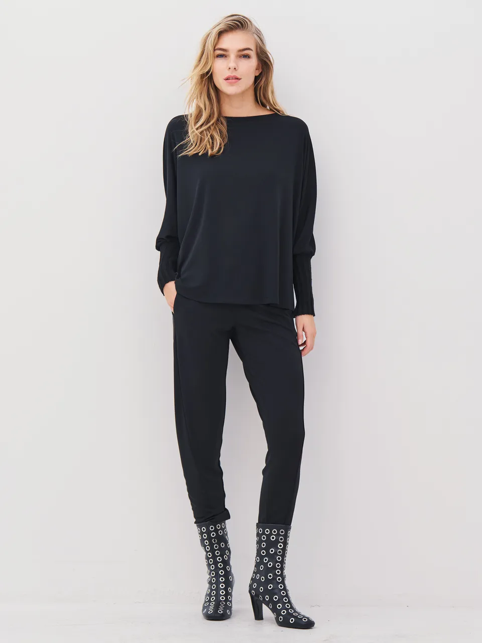 n-denmark-anita-schmale-hose-schwarz-mit-sating-rtel image 1