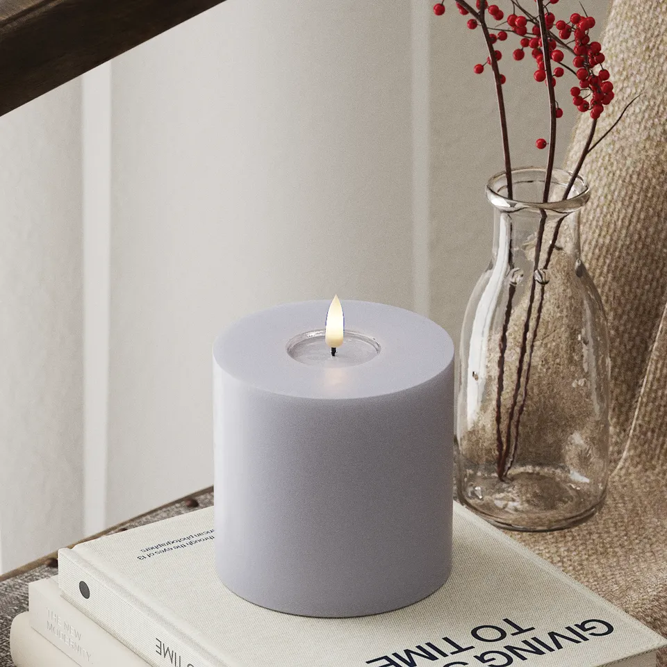 deluxe-homeart-blockkerzen-led-kerze-10x10-cm-mist-blue-real-flame image 1