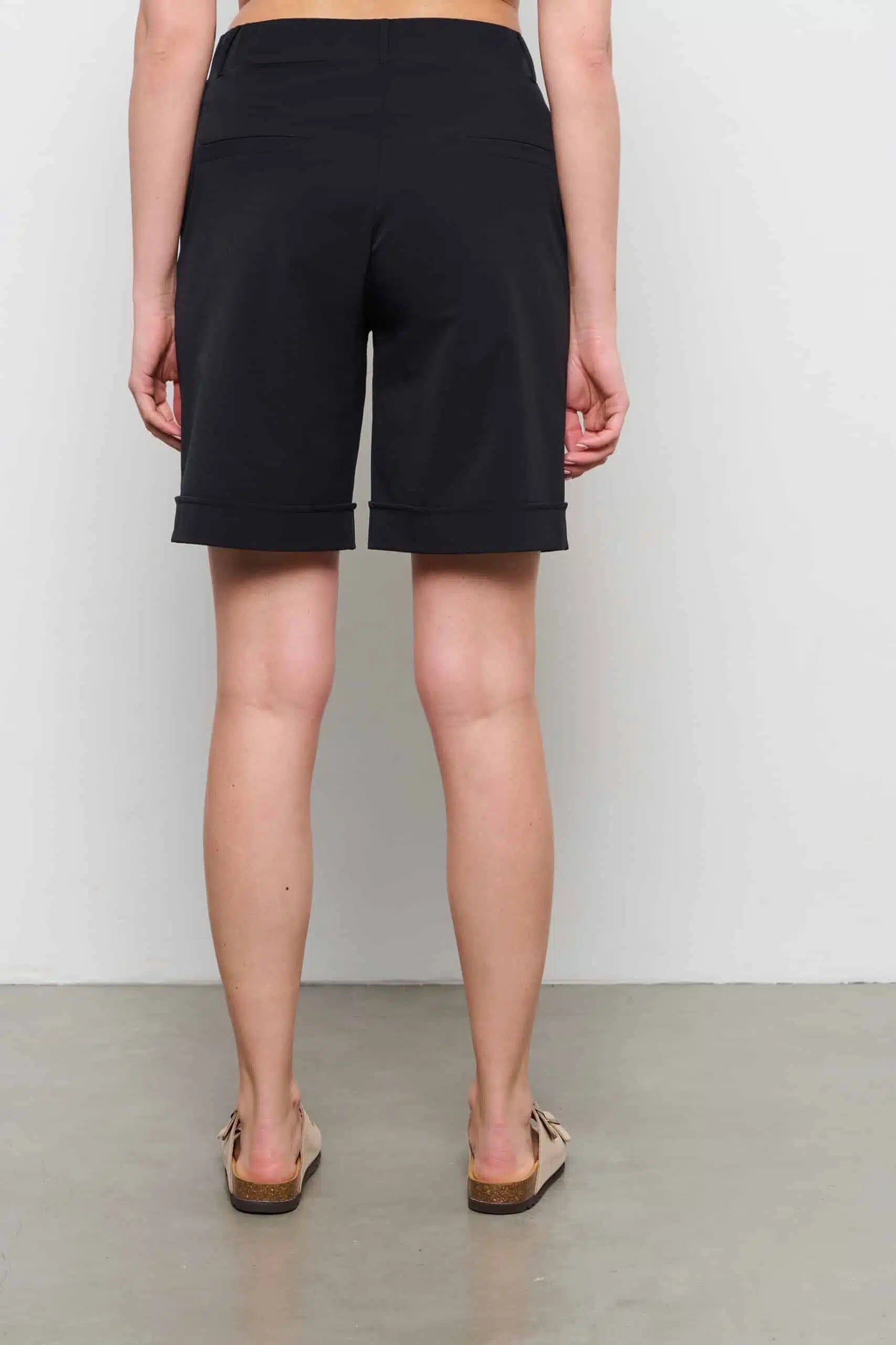 ein-st-ck-vom-gl-ck-philis-travel-shorts-schwarz-knitterarm image 4