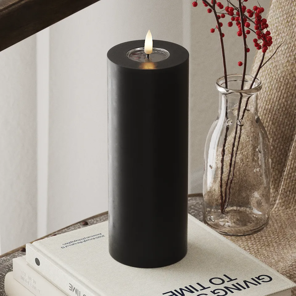 deluxe-homeart-blockkerzen-led-kerze-7-5x20-cm-schwarz-real-flame image 1