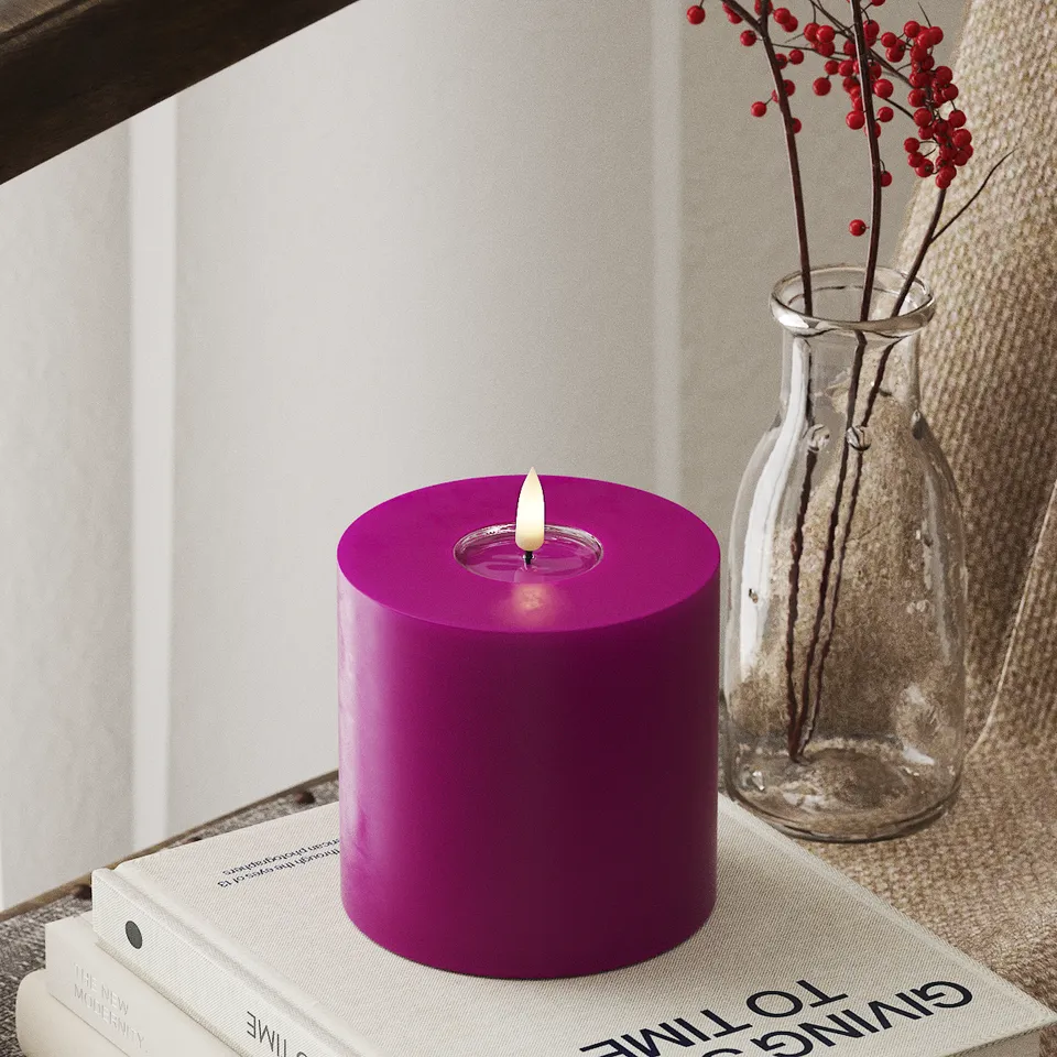 deluxe-homeart-blockkerzen-led-kerze-10x10-cm-violett-real-flame image 1