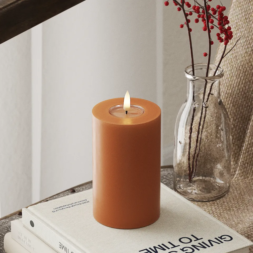 deluxe-homeart-blockkerzen-led-kerze-7-5x12-5-cm-orange-real-flame image 1