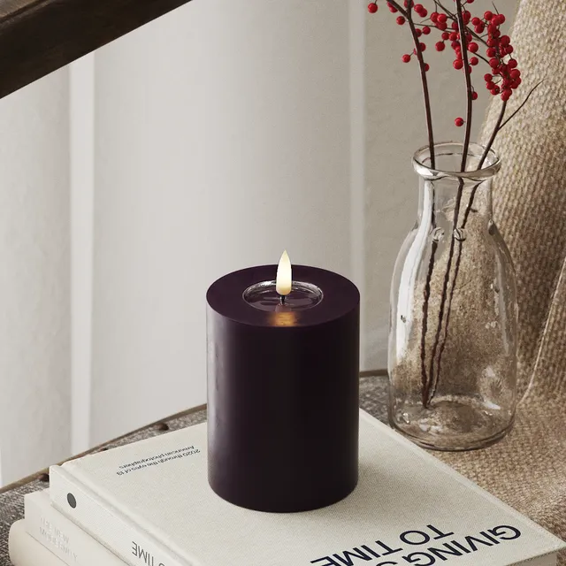 deluxe-homeart-blockkerzen-led-kerze-7-5x10-cm-dunkellila-real-flame image 1