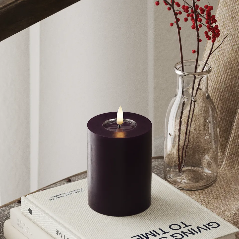 deluxe-homeart-blockkerzen-led-kerze-7-5x10-cm-dunkellila-real-flame image 1