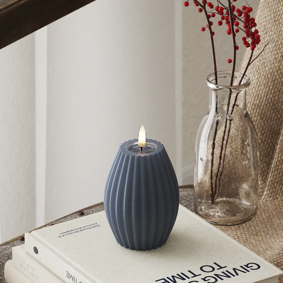 deluxe-homeart-rillenkerzen-led-kerze-7-5x10-cm-eisblau-real-flame image 1