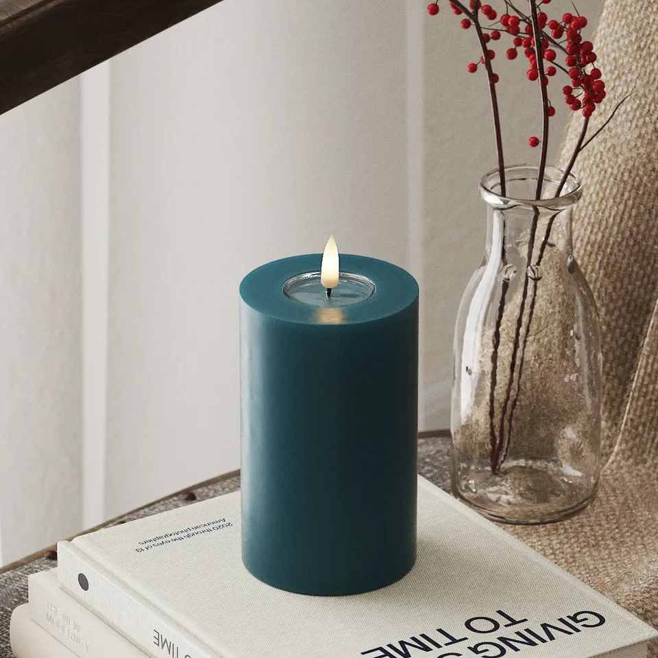 deluxe-homeart-blockkerzen-led-stumpenkerze-7-5x12-5cm-petrol-real-flame image 1