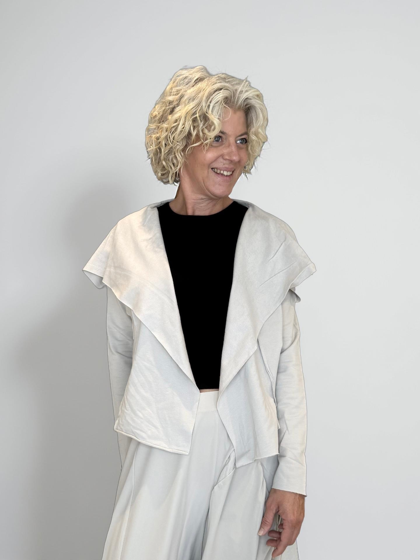 anastasia-hera-kurzjacke-wasserfallkragen-schwarz-s-m image 5