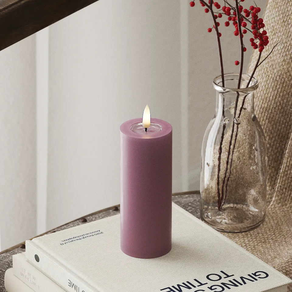 deluxe-homeart-blockkerzen-led-kerze-5x12-5-cm-helllila-real-flame image 1