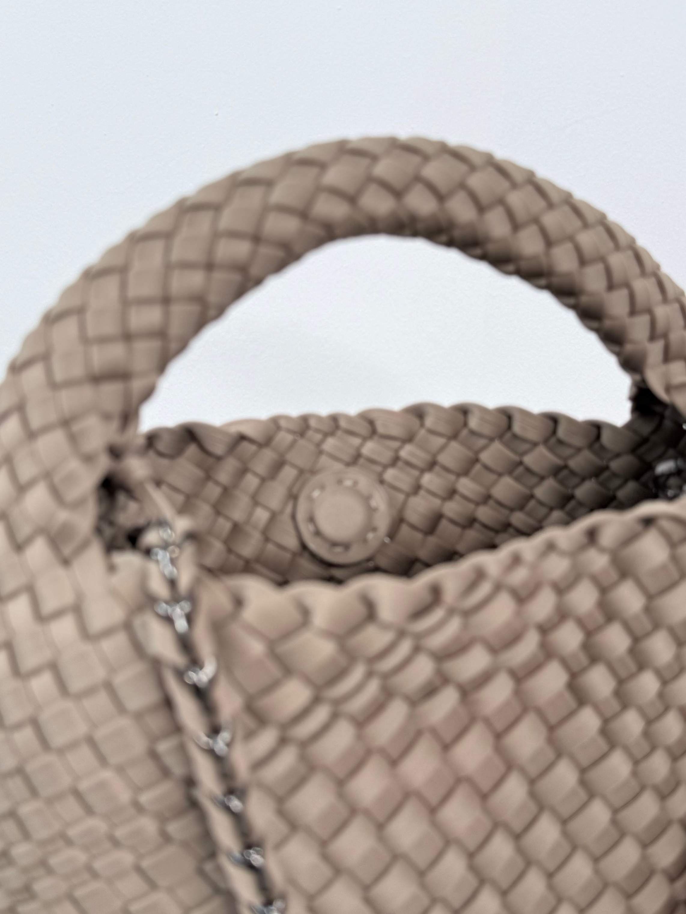 neopren-handtasche-taupe-geflochten-klein-schulterriemen-tote image 3