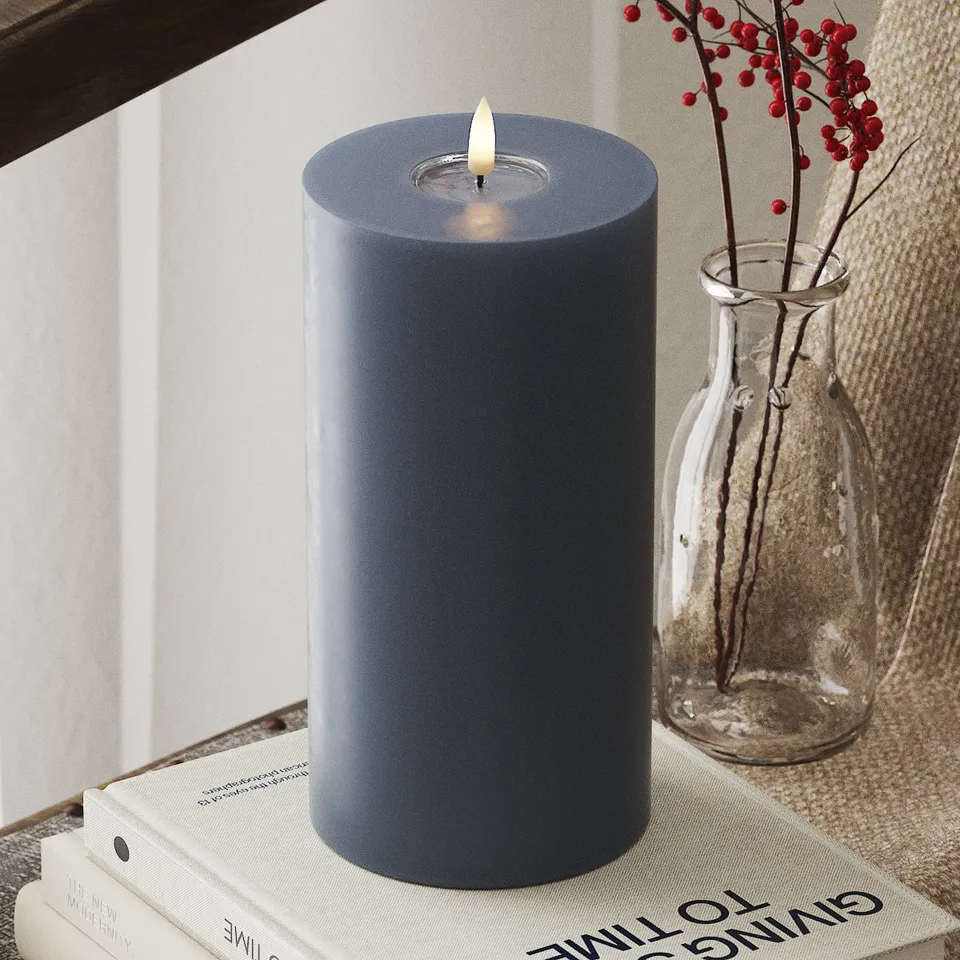 deluxe-homeart-blockkerzen-led-kerze-10x20-cm-eisblau-real-flame image 1