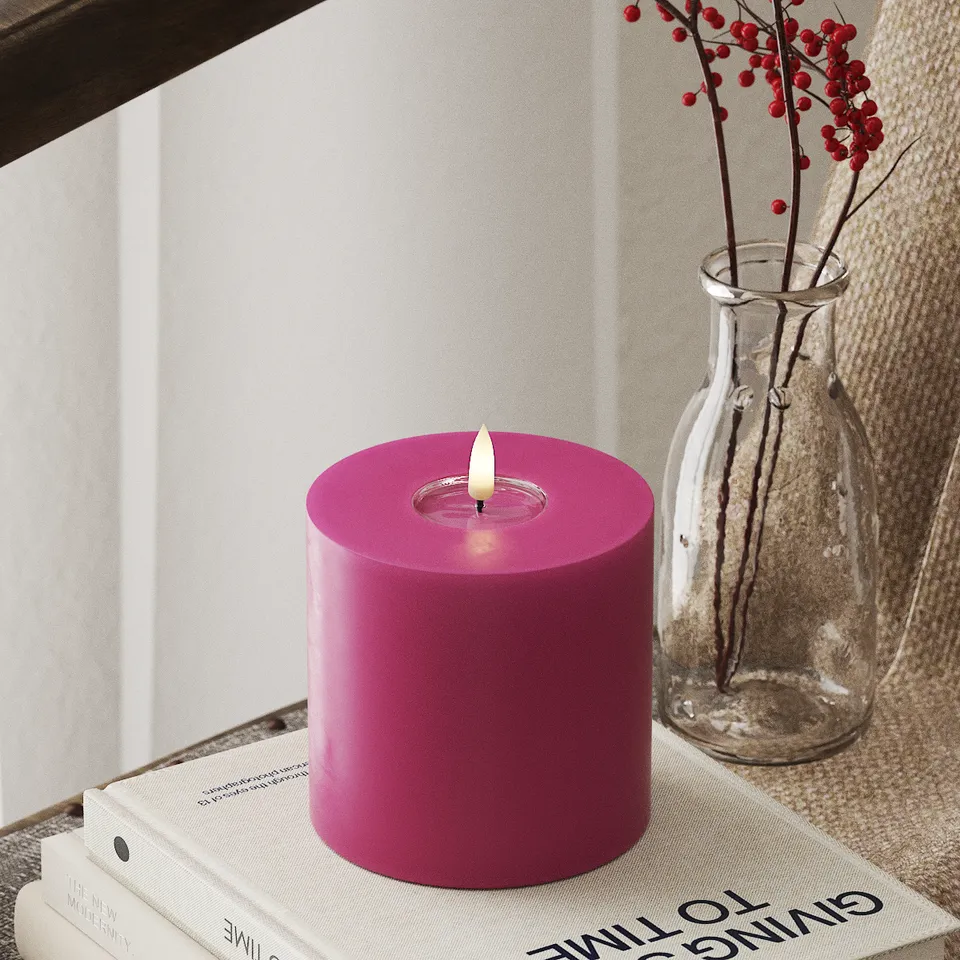 deluxe-homeart-blockkerzen-led-kerze-10x10-cm-magenta-real-flame image 1