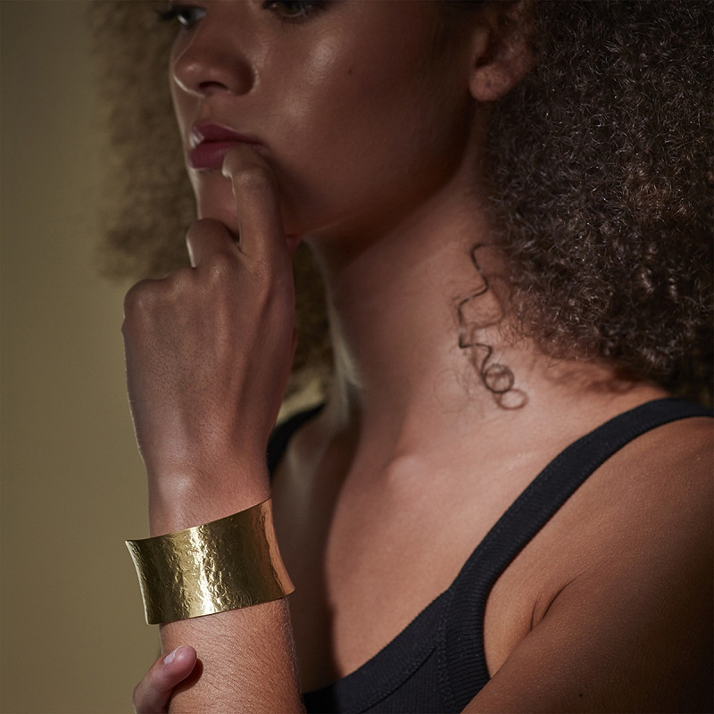 the-moshi-alicia-armreif-gold-offen-messing-geh-mmert image 2