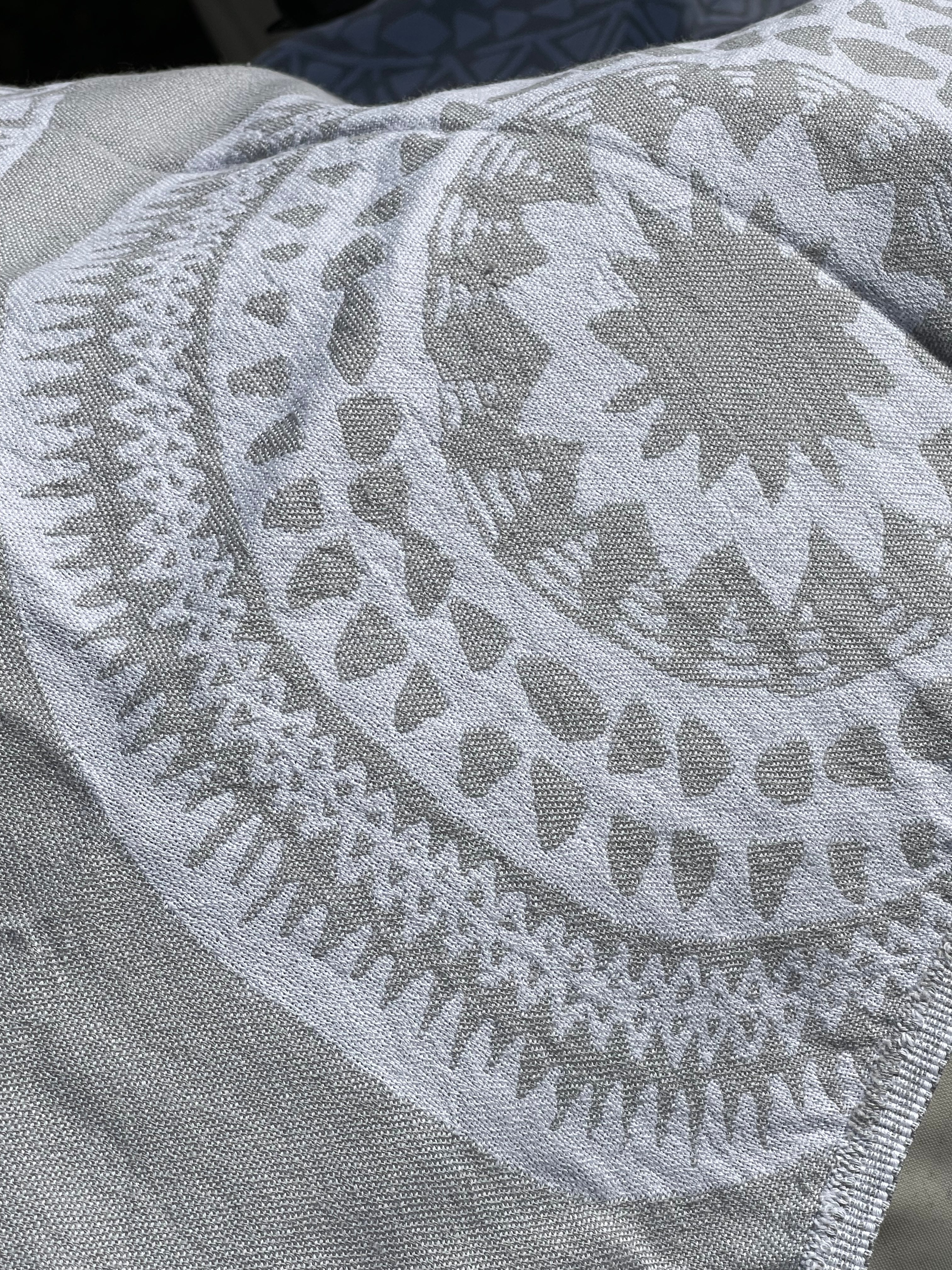 ein-st-ck-vom-gl-ck-mandala-strandtuch-baumwolle-grau-wei-100x180 image 3