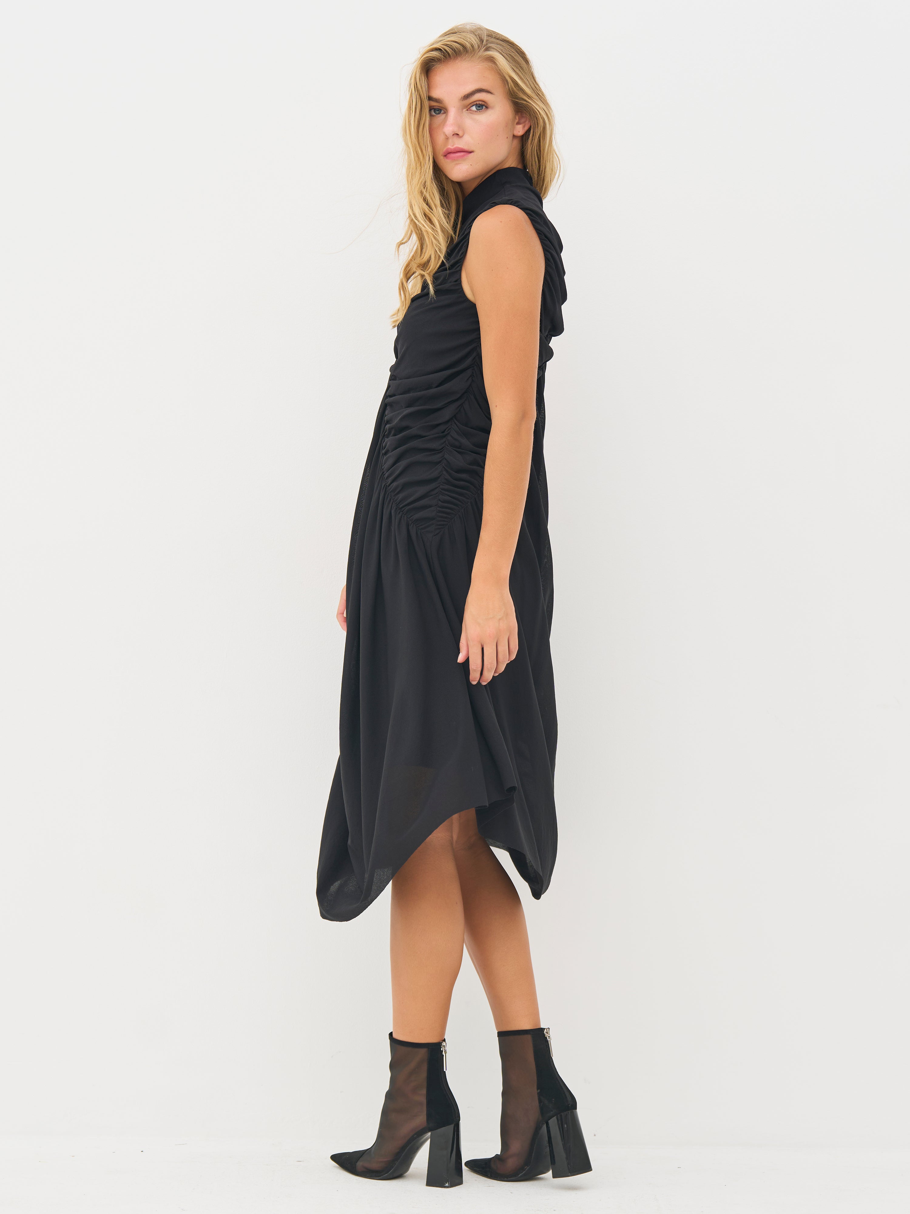 ein-st-ck-vom-gl-ck-beth-midikleid-schwarz-asymmetrisch-n-denmark image 3