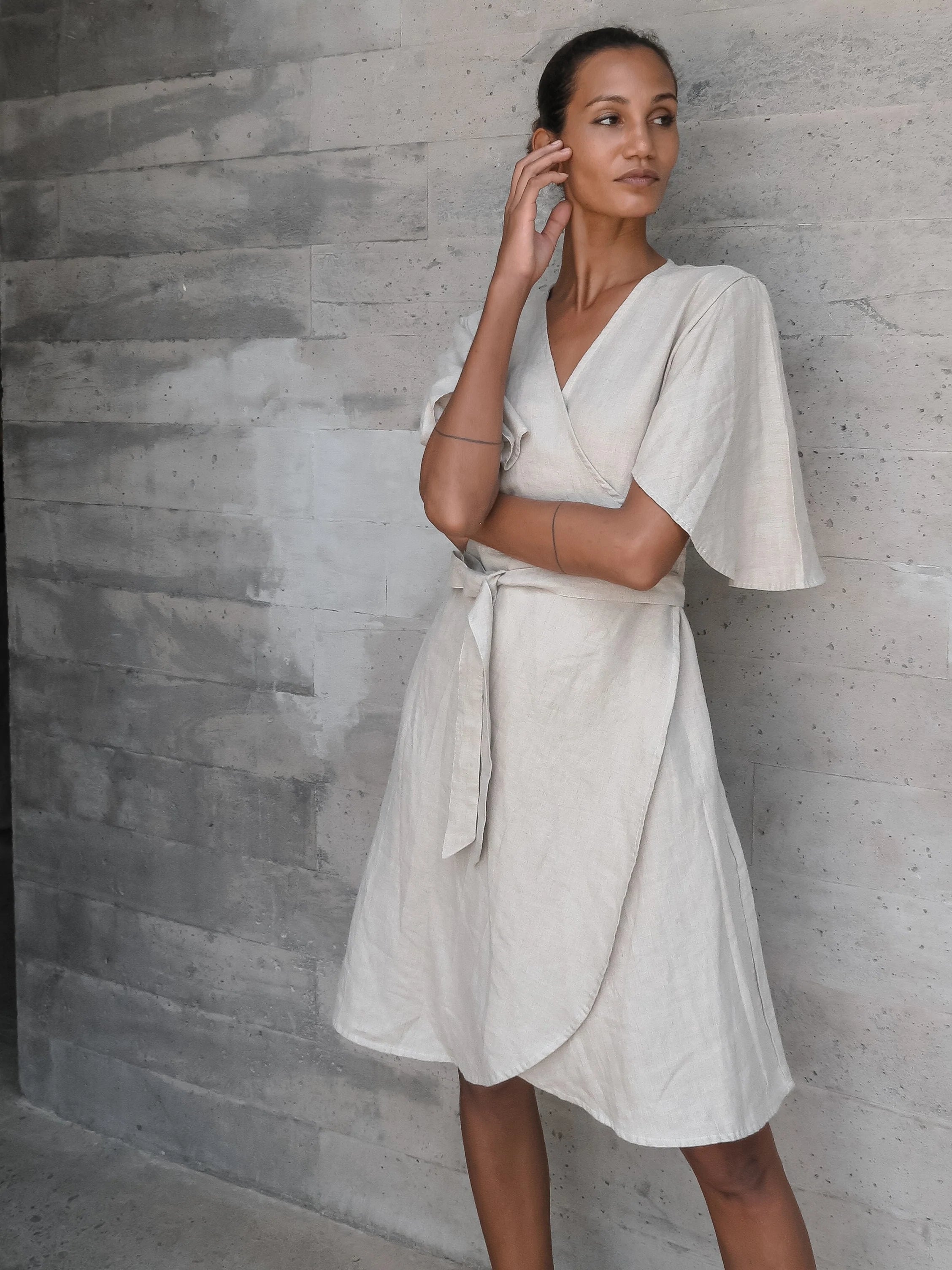 luciee-ayla-wickelkleid-leinen-natur-sand-midikleid image 2
