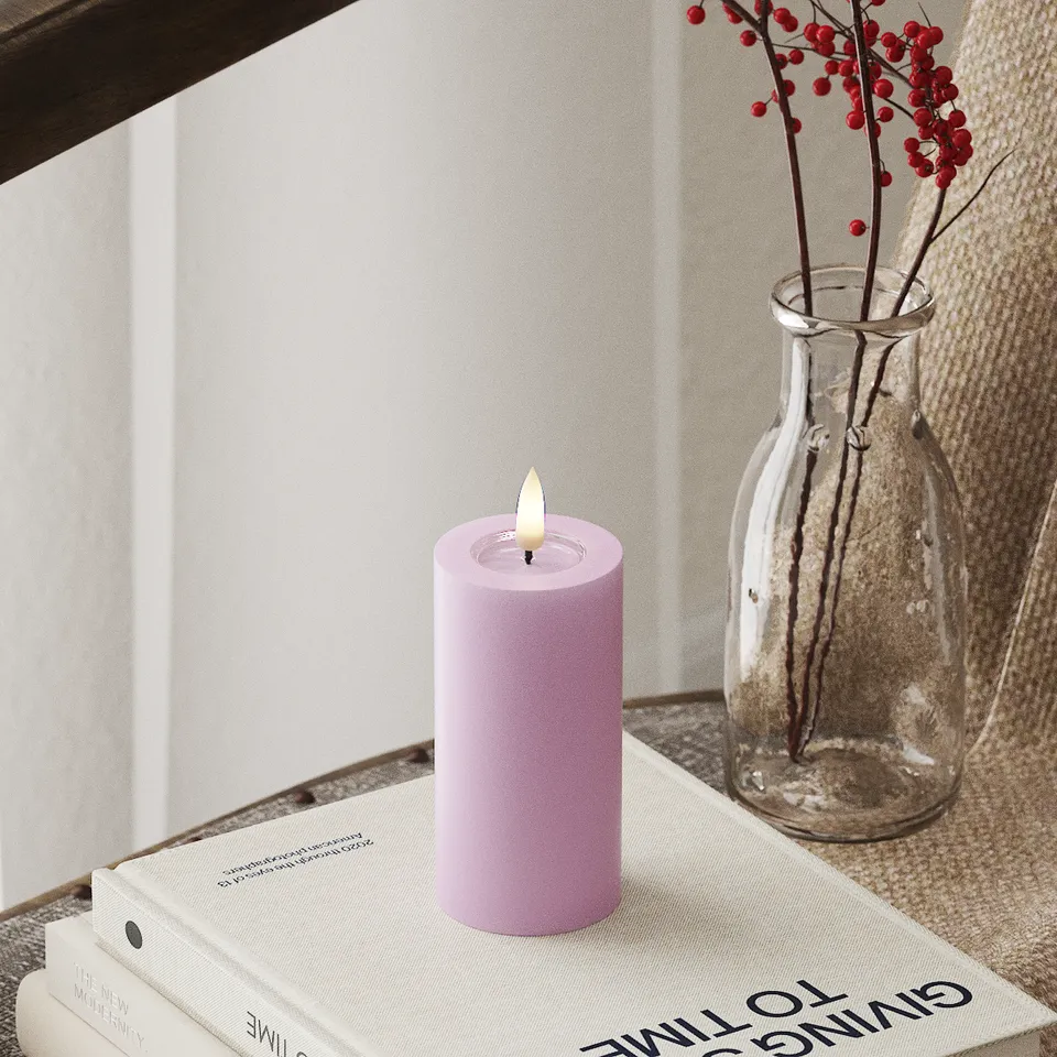 deluxe-homeart-blockkerzen-led-kerze-5x10-cm-lavendel-real-flame image 1
