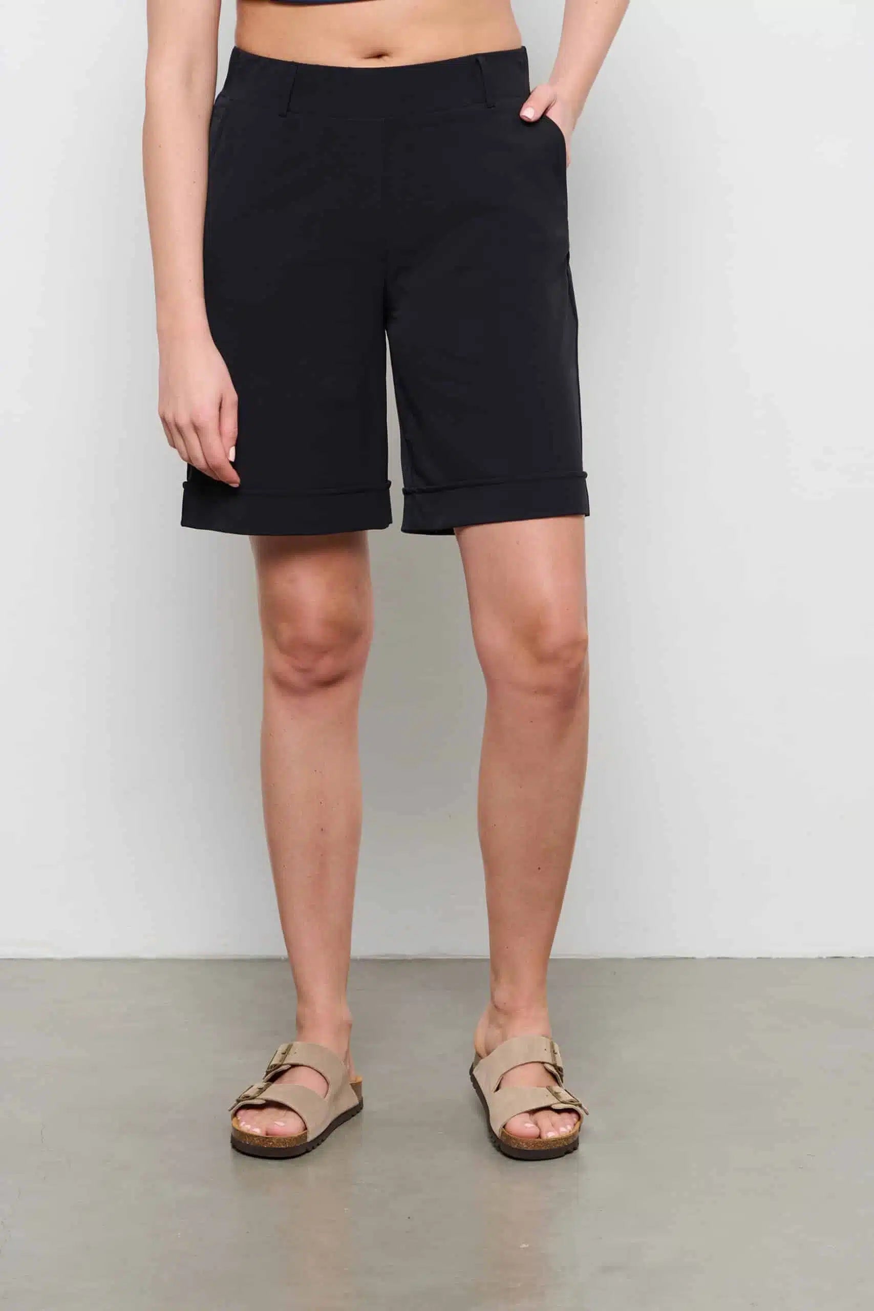 ein-st-ck-vom-gl-ck-philis-travel-shorts-schwarz-knitterarm image 5