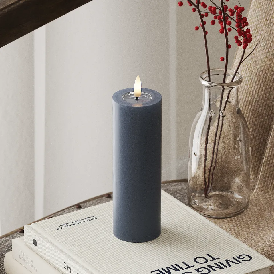 deluxe-homeart-blockkerzen-led-kerze-5x15-cm-eisblau-real-flame image 1