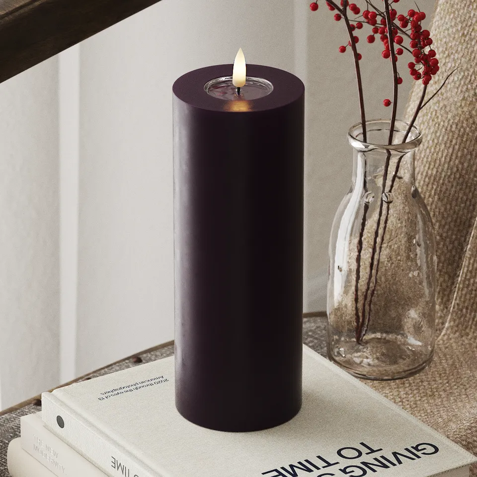 deluxe-homeart-blockkerzen-led-kerze-7-5x20-cm-dunkellila-real-flame image 1