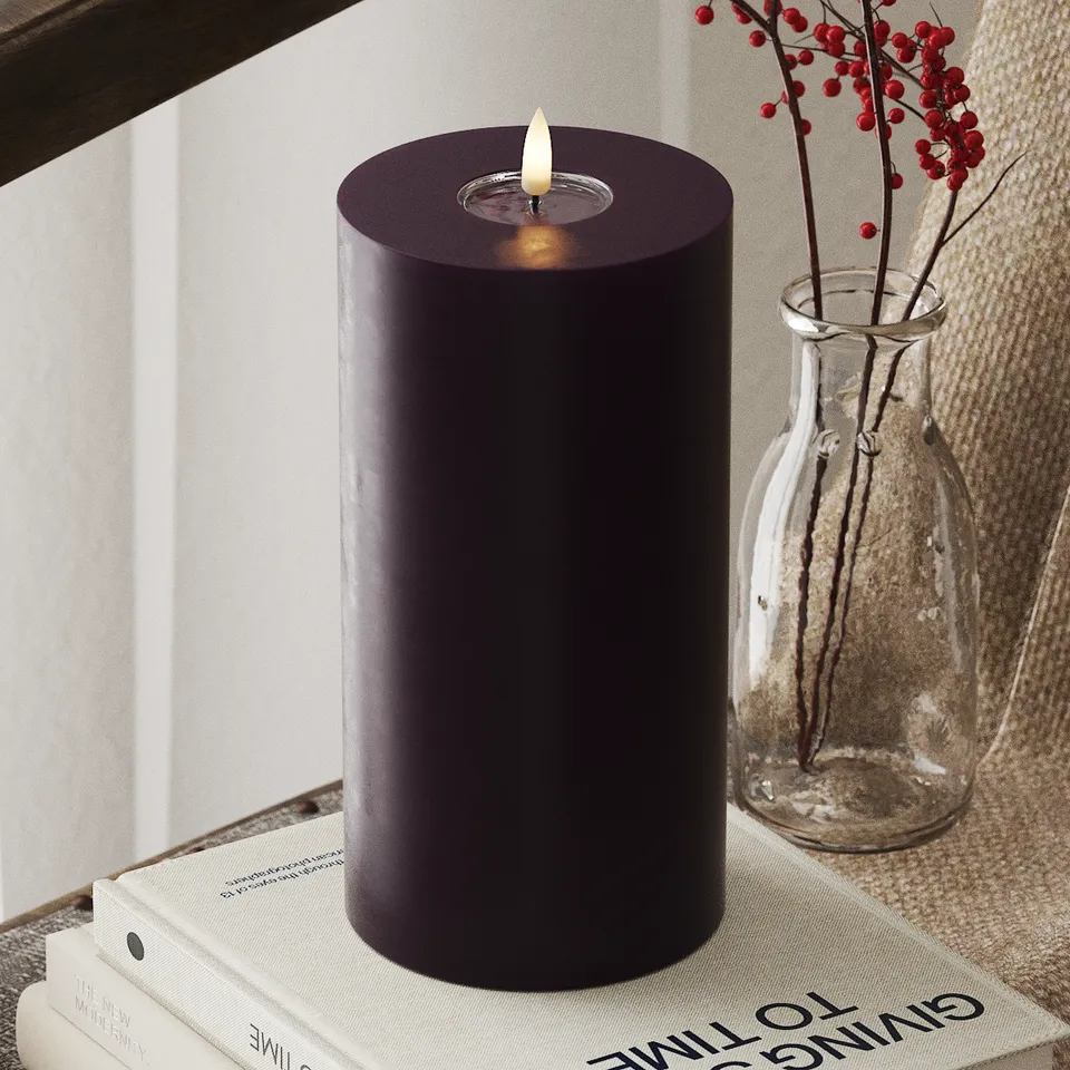 deluxe-homeart-blockkerzen-led-kerze-10x20-cm-dunkellila-real-flame image 1