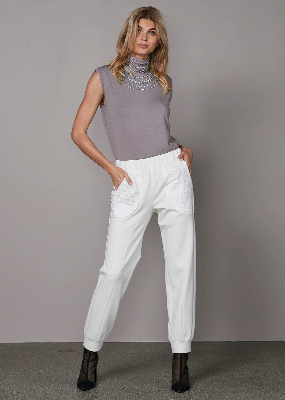 n-denmark-yarin-jogger-offwhite-hose-elastischer-bund image 1