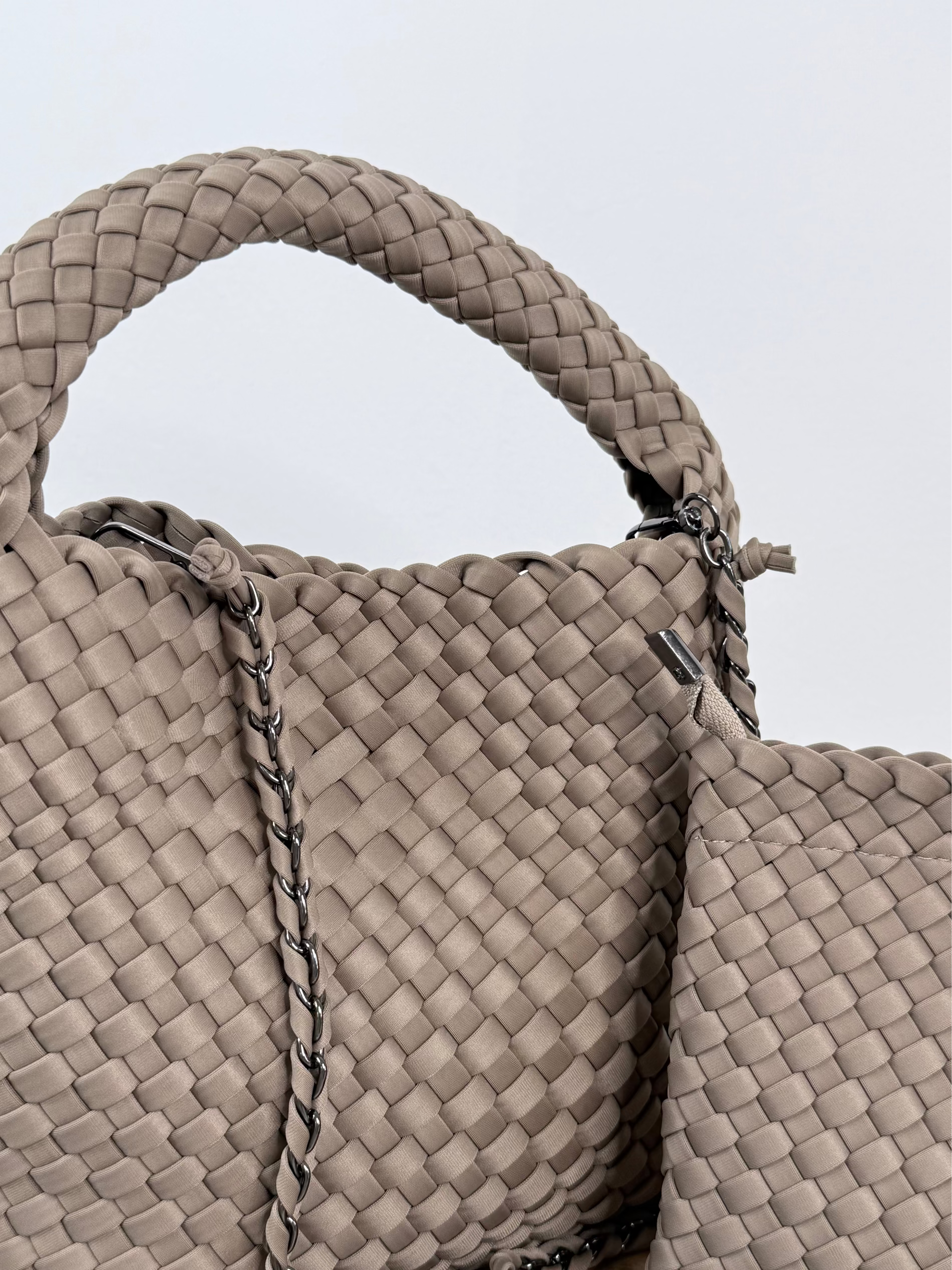 neopren-handtasche-taupe-geflochten-klein-schulterriemen-tote image 5