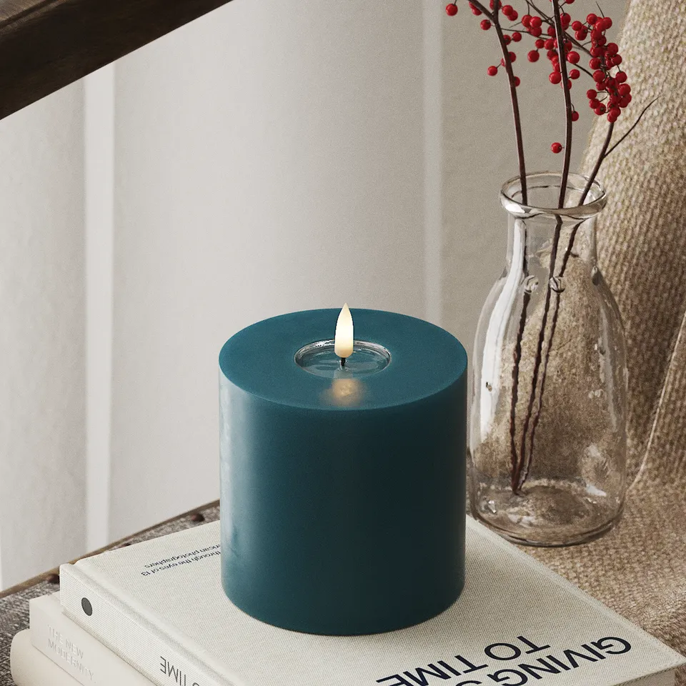 deluxe-homeart-blockkerzen-led-stumpenkerze-petrol-10x10cm-real-flame image 1