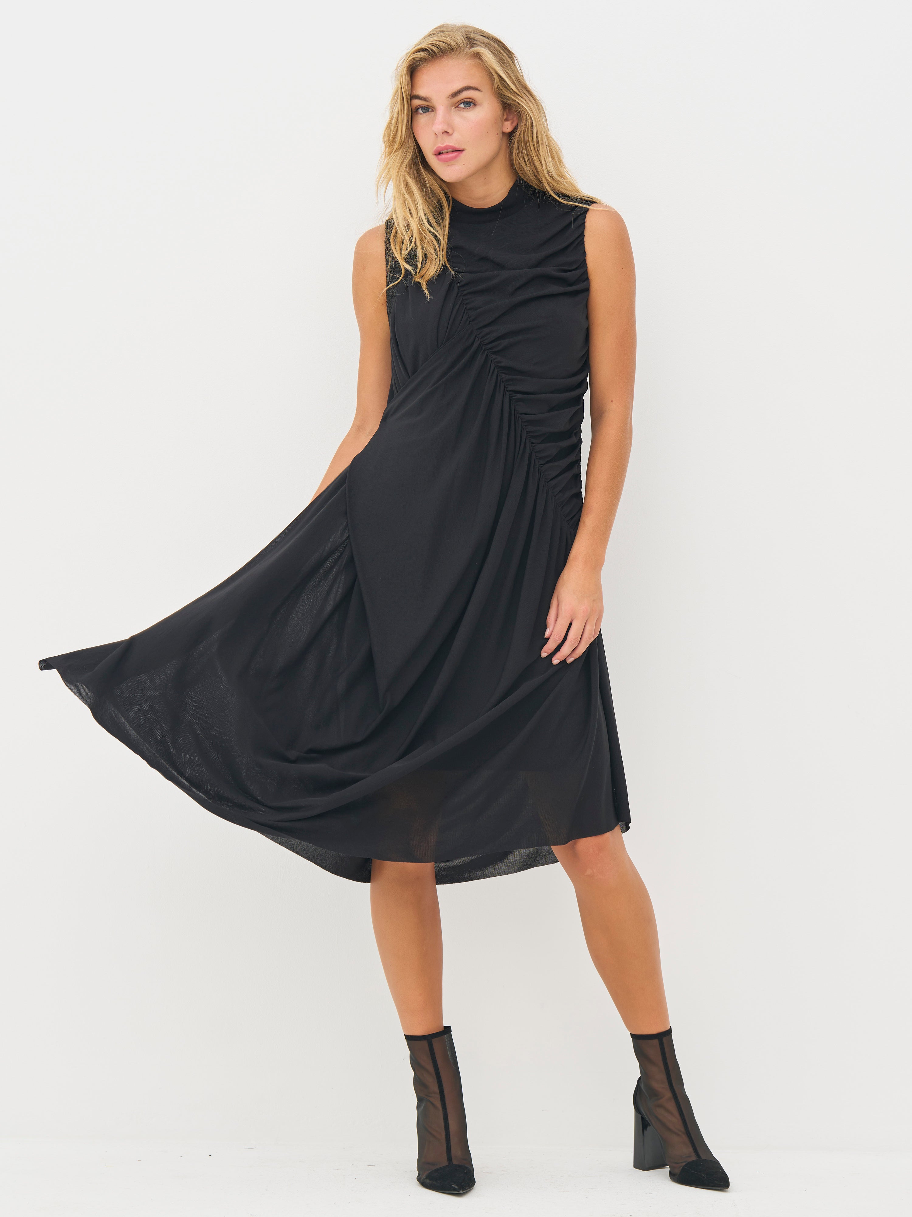 ein-st-ck-vom-gl-ck-beth-midikleid-schwarz-asymmetrisch-n-denmark image 2