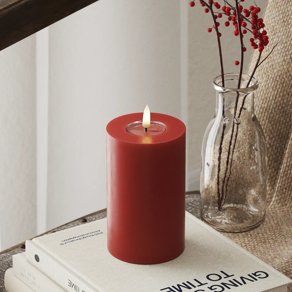 deluxe-homeart-blockkerzen-led-kerze-7-5x12-5-cm-rot-3d-flamme image 1