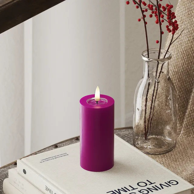 deluxe-homeart-blockkerzen-led-kerze-5x10-cm-violett-real-flame image 1