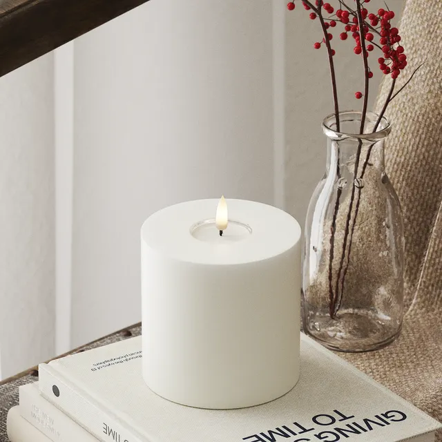 deluxe-homeart-blockkerzen-led-kerze-10x10cm-wei-real-flame image 1