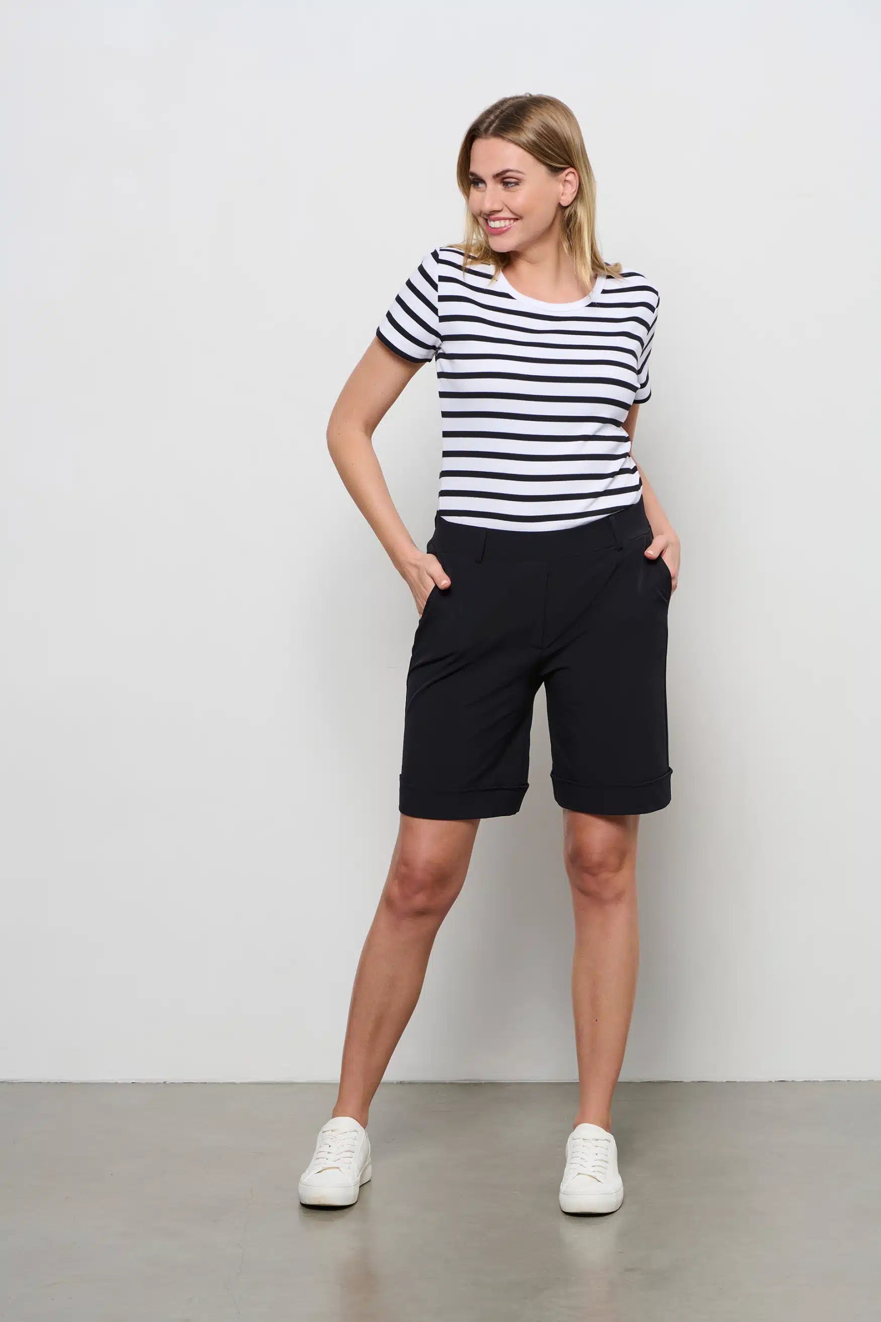 ein-st-ck-vom-gl-ck-philis-travel-shorts-schwarz-knitterarm image 1