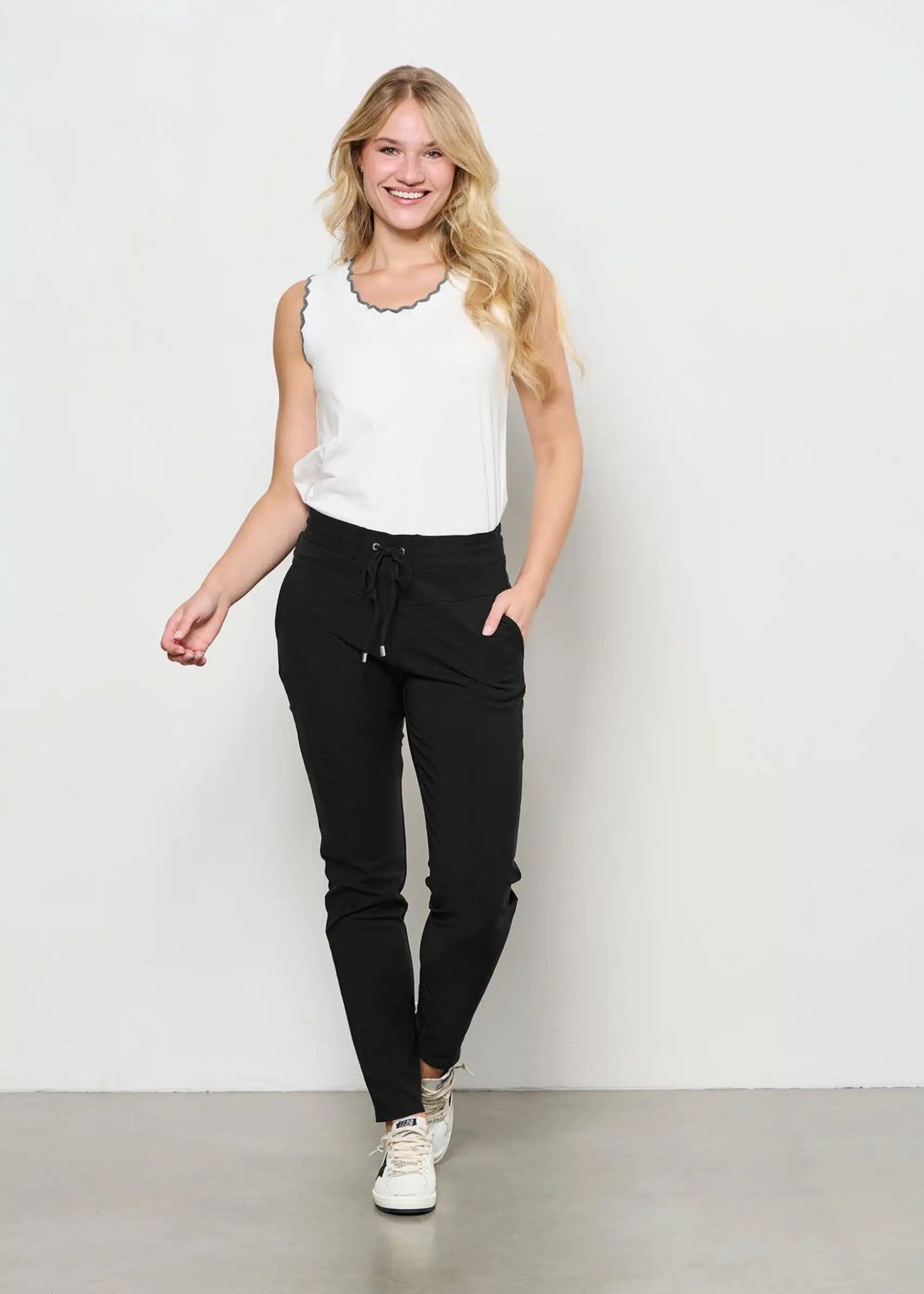 co-woman-penny-hose-travel-schwarz-jogger-pattentaschen image 3