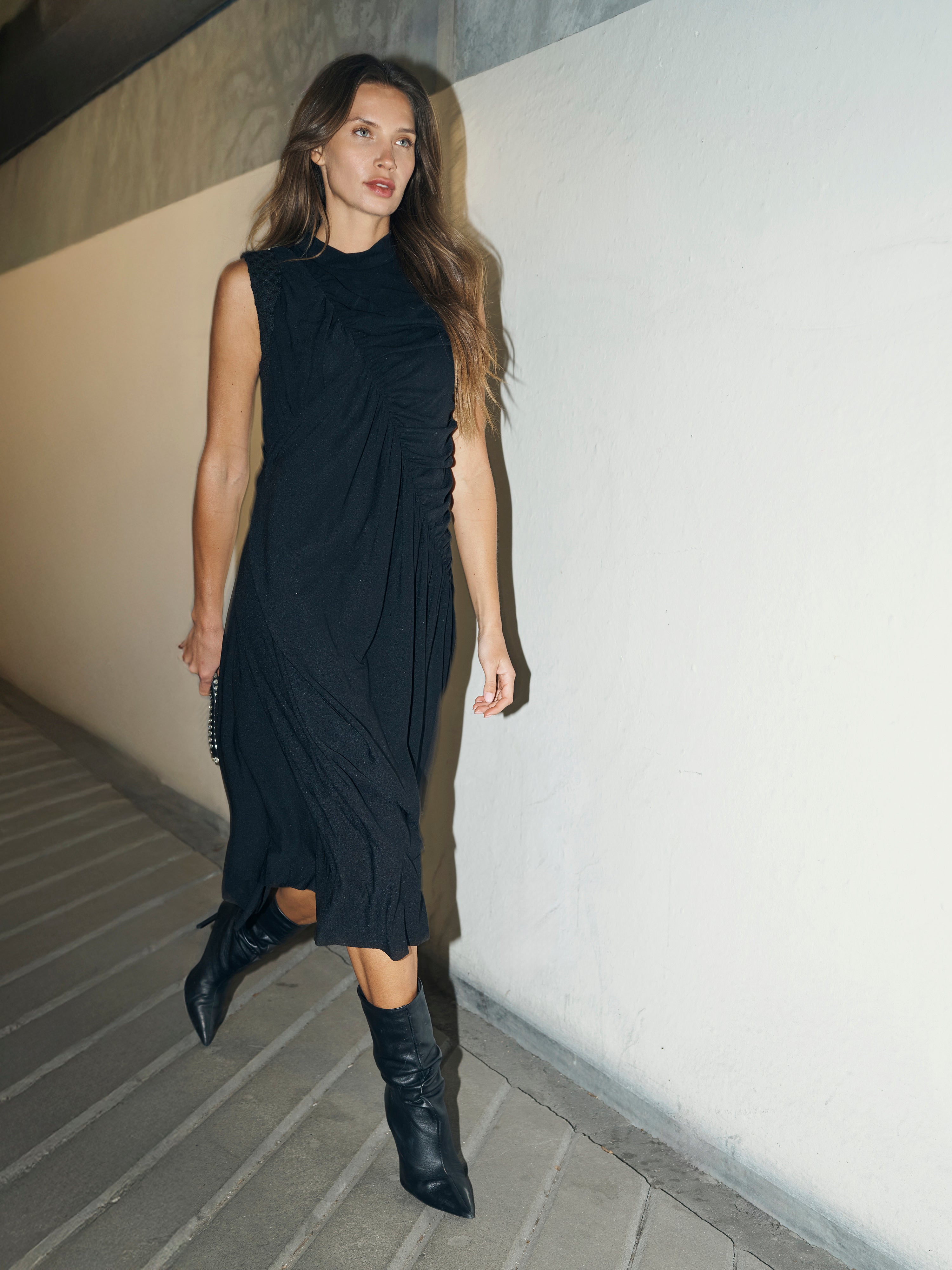 ein-st-ck-vom-gl-ck-beth-midikleid-schwarz-asymmetrisch-n-denmark image 4